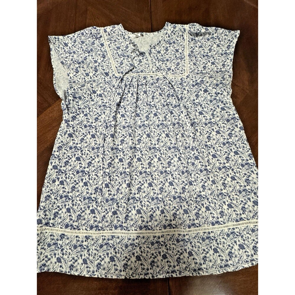 Women’s White And Blue Floral Blouse Size Medium Classic